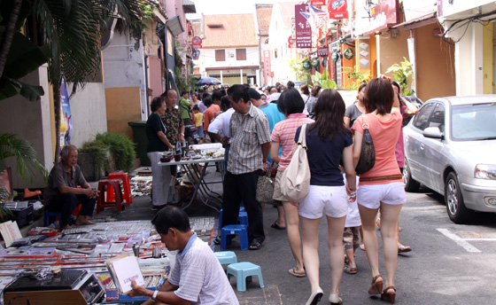 malacca things to do sunday morning antique market