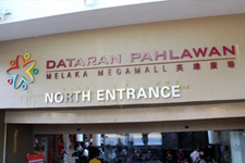 Entrance Dataran Pahlawan Megamall