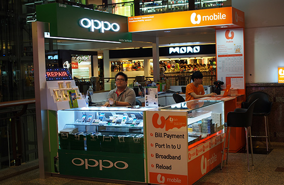 buying-umobile-sim-card-at-a-shop